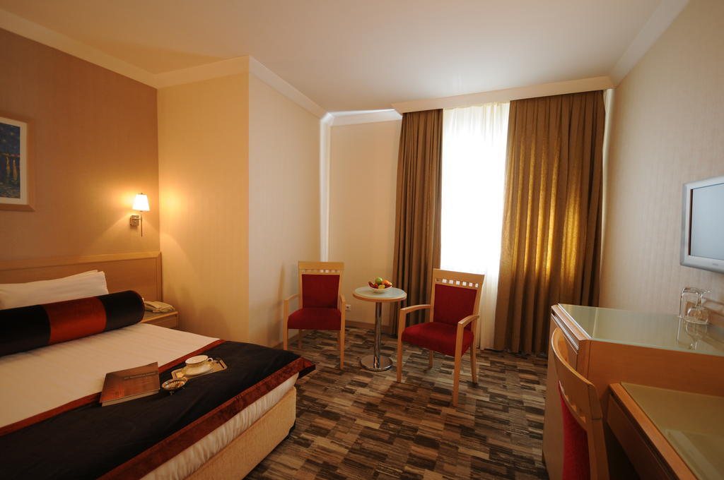 Sv Business Hotel Taksim Истанбул Екстериор снимка